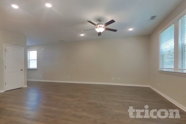 Photo - 305 Knowles Pl