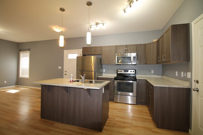 Photo - 16119-16141 141 St NW