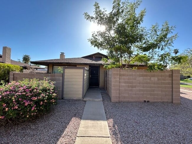 Building Photo - 1634 W Village Way