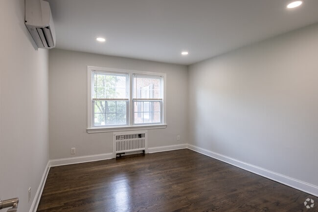 1BR, 1BA +Dining Room - 650SF