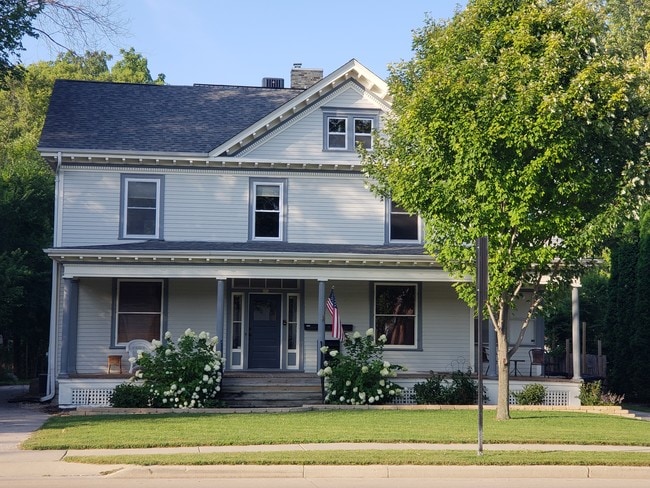 Building Photo - 454 W Wisconsin Ave Unit 2