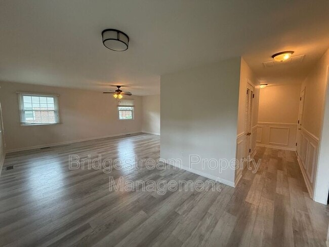 Photo - 4225 Fernbrook St