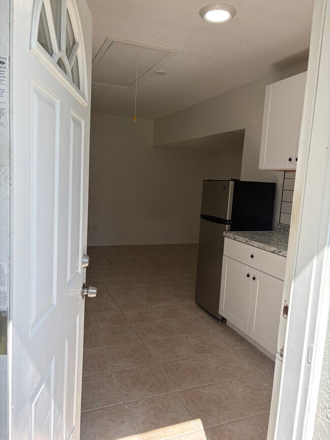 2733 Glenview Dr Unit Sunflower Studio