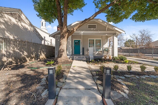 943 Pecore St