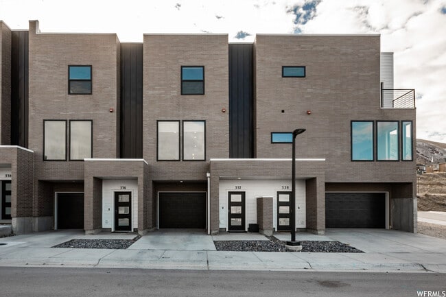 Photo - 332 E Tri Ln Townhome