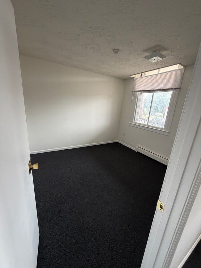 Building Photo - Bird Fort Unit Bird Fort - 279 Ethan Allen Ave. #101