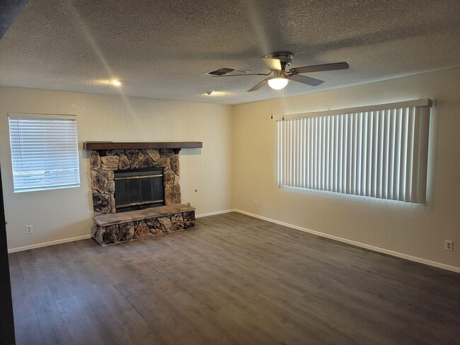 Photo - 3 Bdrm House with Fireplace !!