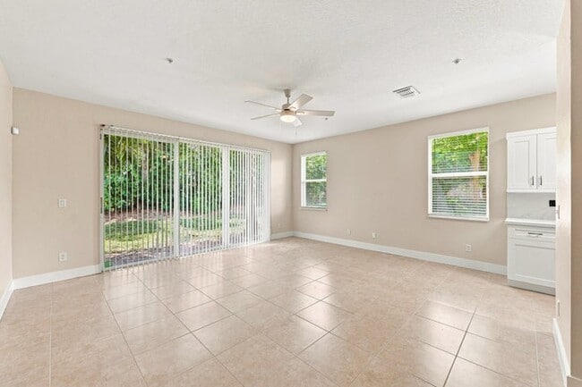 813 Pipers Cay Dr
