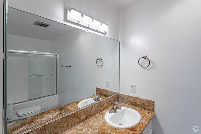 2 habitaciones, 2 baños, 1100 pies cuadrados - Westwood Park Apartments