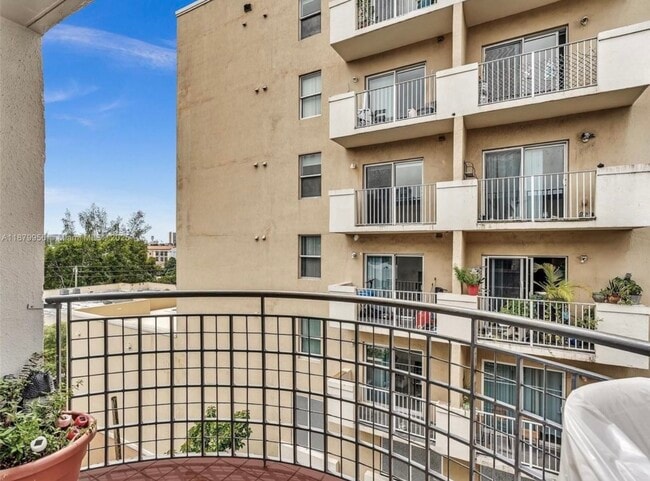 Photo - 546 SW 1st St Unidad 607