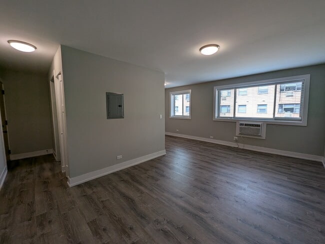 Building Photo - 542 W Surf St