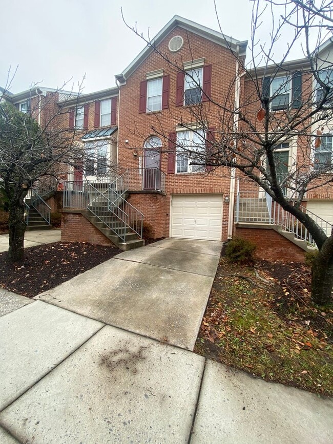 Application Fee Waived For Fall! A spacious three bedroom, two and one half bath townhouse locate... - Application Fee Waived For Fall! A spacious three bedroom, two and one half bath townhouse locate...