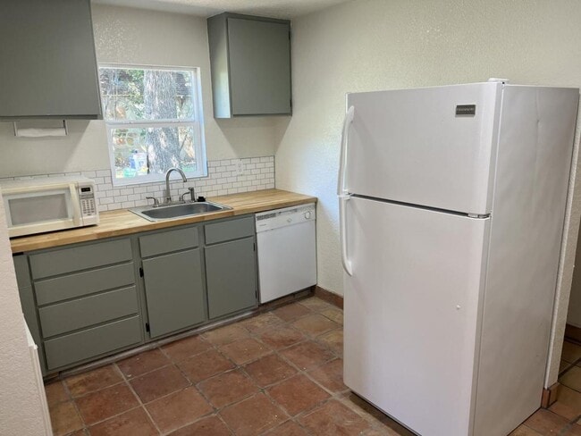 Photo - 210 E Cates St