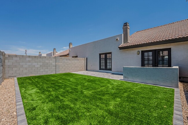 Building Photo - Central Phoenix Remodeled Townhome Oasis –...
