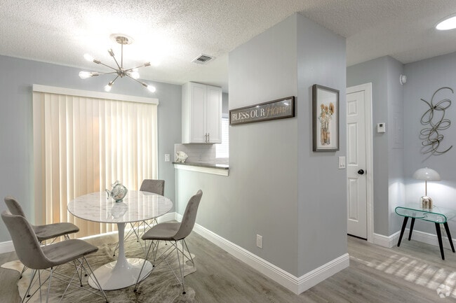 2BR, 1.5BA - 914SF