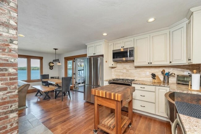 Building Photo - 19 Mirror Lake Dr