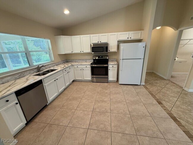 Photo - 919 Berg St E