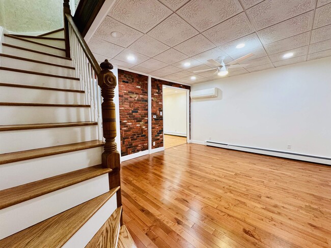 Photo - 16 W 51st St