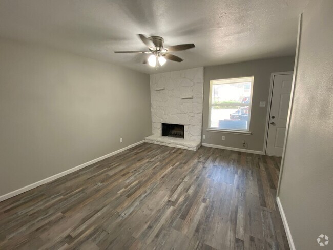 Building Photo - 2 bed 1.5 bath Townhome Unit 1607 A SUN VALLEY DR