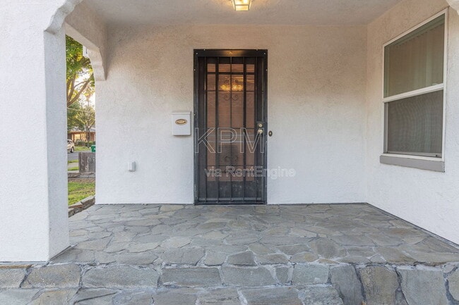 Photo - 325 E Mariposa Ave