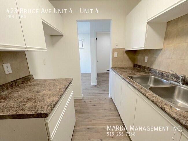 Photo - RENOVATED 2 BED/1 BATH APT- DOWNTOWN PLUS HYDRO! Unité 4