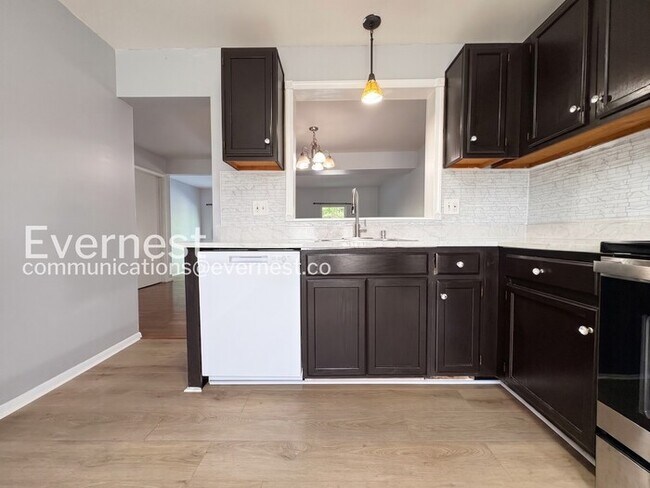 Photo - Spacious Town Home with Modern Amenities / 3 Beds & 2.5 Bath / Available Now!