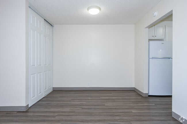 1BR, 1BA - 630SF - Dining Room