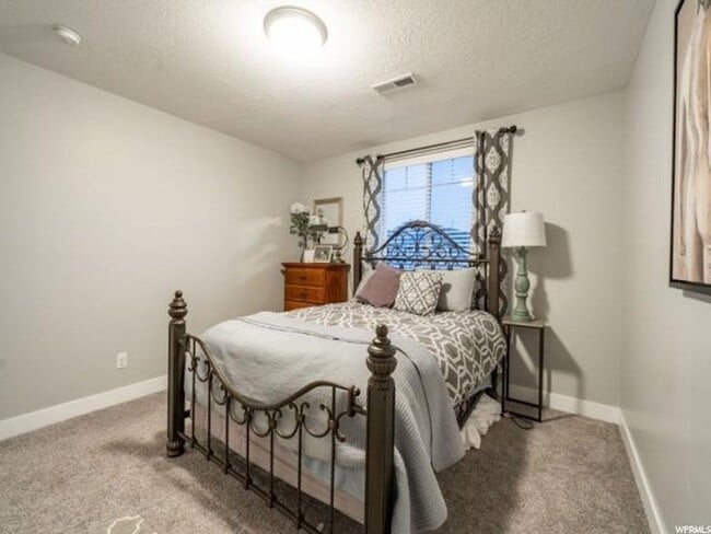 Photo - 132 W Silver Springs Dr