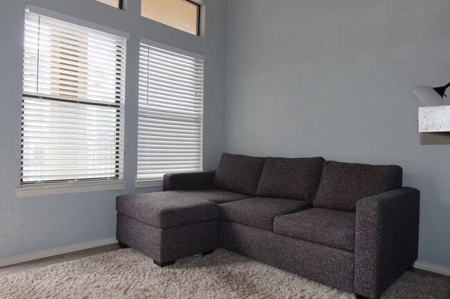 Photo - Wesdgewood West Campus - 1BD / !BA - 10 Ft Ceilings - Nodern Appliances - Gated - W/D -  $1000