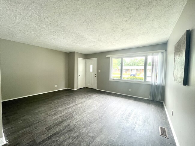 Photo - 110 N Tyrone Dr