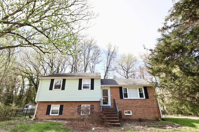 Building Photo - 3012 Elmbrook Rd