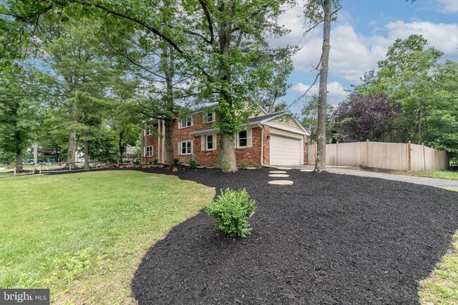 1800 Lark Ln