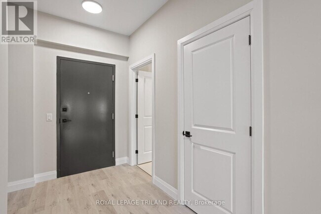 Photo - 33318 Richmond St