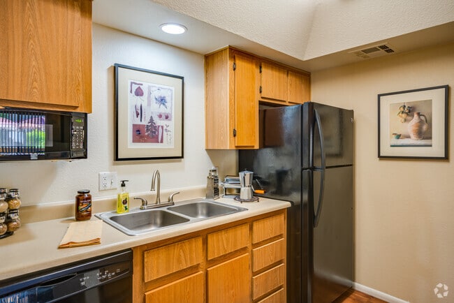 2 BR, 2 BA - 940SF