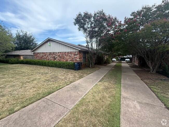 Building Photo - Sunset Heights, Near I-30 and Hulen Street... Unit C Rental