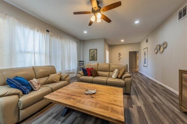 Photo - 1212 N Main St