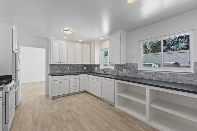 Building Photo - 208 Ravenswood Ave Rental