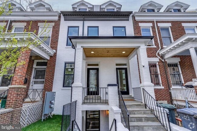 Building Photo - 1440 Oak St NW Rental