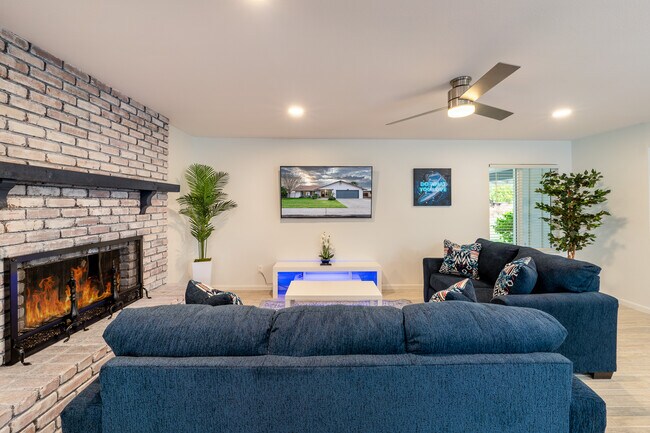 Lounge Area - 1219 W 10th Pl