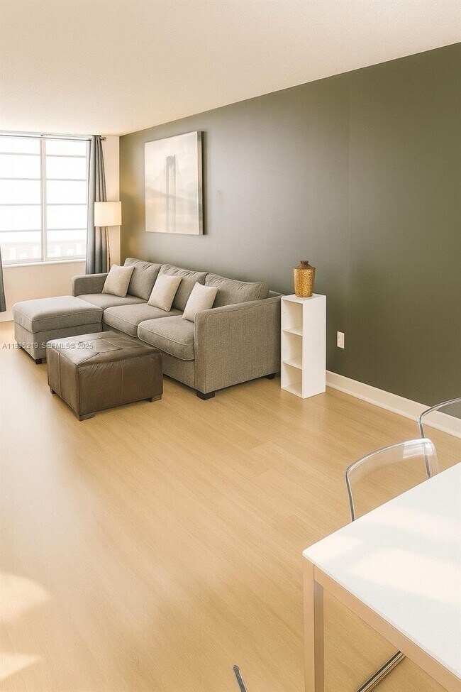 Photo - 1732 Meridian Ave Unidad 502