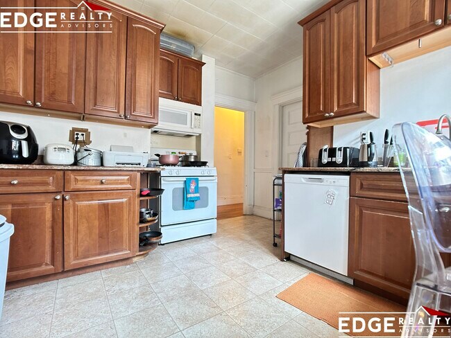 Photo - 348 Faneuil St Unidad 1