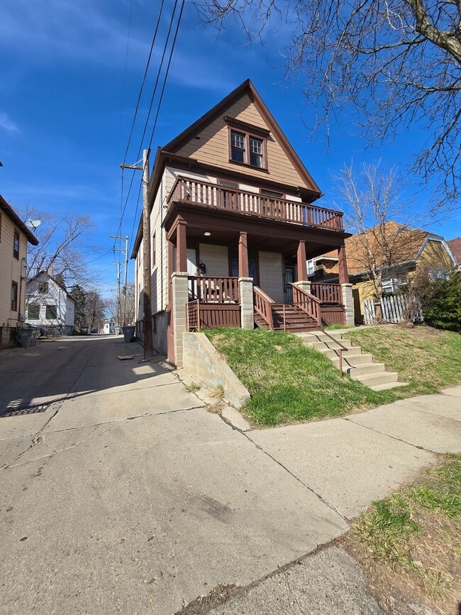 Building Photo - 418 E Chambers St Unit 420 E Chambers St Lower Rental
