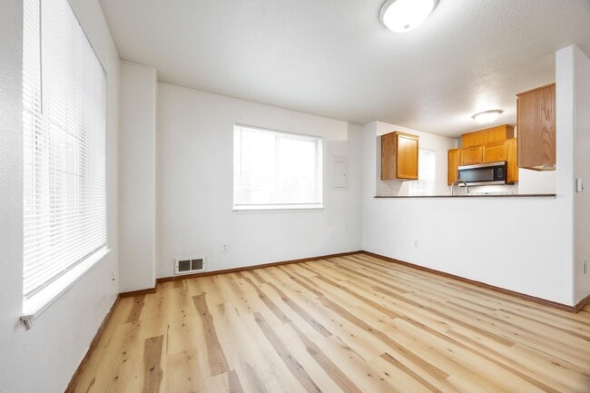 Photo - 1 Bed / 1 Bath Apartment – Updated Flooring – Convenient NE Portland Location Unit 12901 B