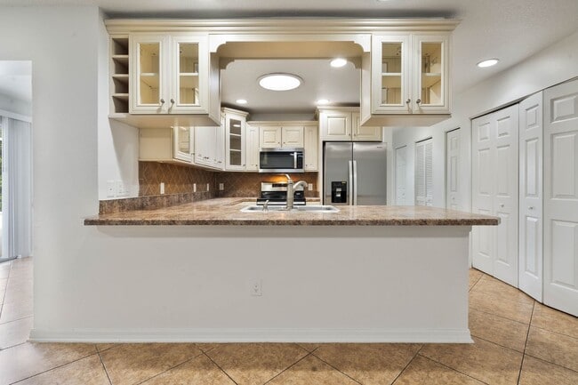 Photo - Lovely spacious 3bd/2bath townhouse with screen patio!