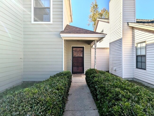 Building Photo - 1736 Augustine Pl