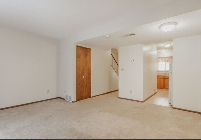 Building Photo - 534 Valley Dr Unit D