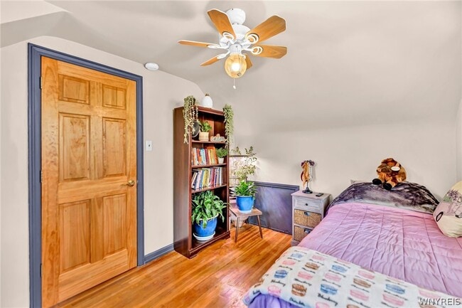 Photo - 252 Royal Pkwy E