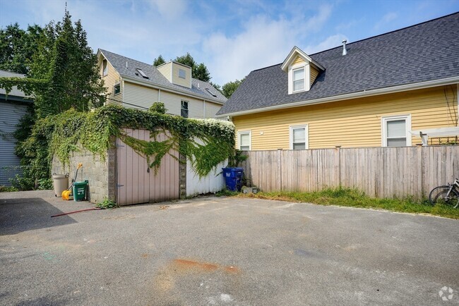 Building Photo - 12 Cottage St Unit 1 Rental