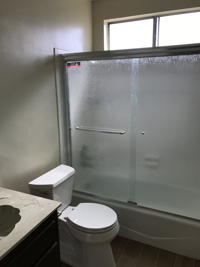 Photo - SPACIOUS Upper 2 bedroom unit, Bellflower ... Unidad 00010215