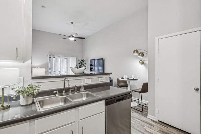1BD, 1BA - 704SF - Kitchen